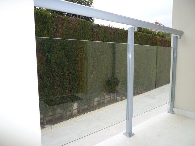 Baranda de cristal con tubos hierro 1